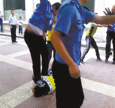延安城管局长向被打商户鞠躬道歉