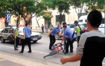延安城管局长向被打商户鞠躬道歉