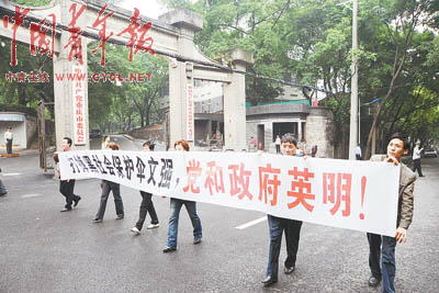 文强二审仍获死刑离庭时扭头寻找亲友