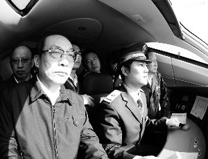 2010年，刘志军（前左）在动车驾驶室监控列车运行。当日“和谐号”在京沪高铁跑出486.1公里时速。新华社发