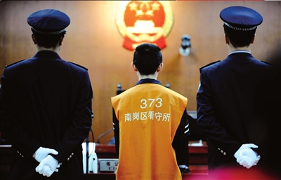 10月19日，被告人李梦南在哈尔滨市中级人民法院庭审现场。新华社发