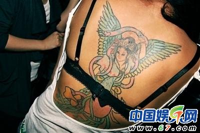 很多明星爱去夜店玩，也因为被狗仔偷拍到不少隐私。现在就让我们一起来偷窥下隐私背后的秘密吧。
