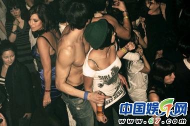 韩国惊爆艳照门 清潭洞夜店照网上流传（图）