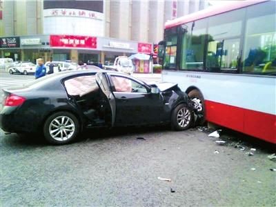 图为2010年5月一辆京N车牌的英菲尼迪轿车将一辆白色菲亚特轿车“三厢撞成两厢”，紧接着又撞上639路公交车，事发后肇事司机陈家逃离现场。