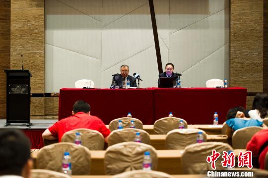 顾雏军与其律师陈有西在广州举办记者见面会。 龙宇阳 摄