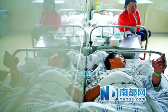  昨日下午，被砍伤的两名村民在惠州市第三人民医院接受治疗。南都记者 陈伟斌 摄