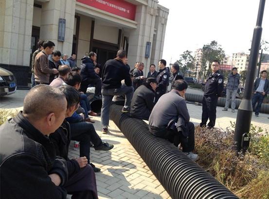自2014年1月24日起，彭家岭村民便开始将各种障碍物搬至中海.元居营销中心及中海.元居社区。图为2014年1月24日彭家岭村民将管道通至中海.元居营销中心。