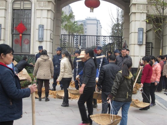 2014年12月25日，彭家岭村民将沙土运至中海.元居小区大门口，严重影响了中海.元居的形象以及业主们的正常生活！