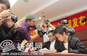 昨天广州豪华律师团抵达金华递出抗诉状“这样的小伙子我们要好好保护！”