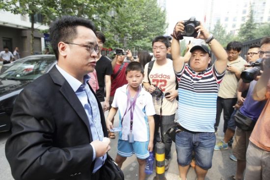 7月22日，李家法律顾问兰和参加李某某涉嫌轮奸案庭前会议