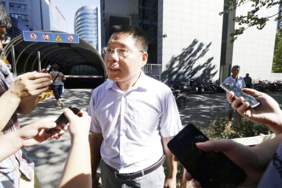8月29日，被害人杨女士的代理律师田参军在海淀区人民法院外接受媒体采访