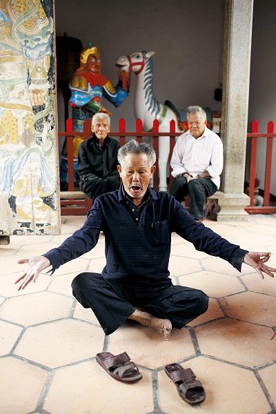 乌坎村70多岁的蔡伯家中曾经有过30多亩地，如今已被村里全部卖掉