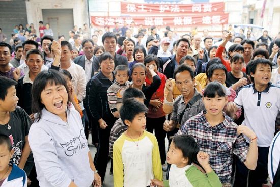 第二次上访后，因未能就罢免村干部一事与政府达成一致，11月26日，乌坎村民聚集在村委会前表达不满