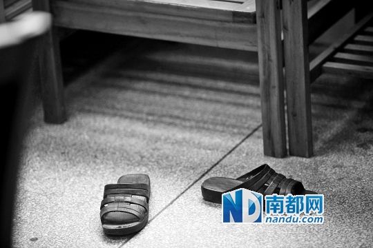 昨日，麻涌医院，老人从三楼会议室跳下抢救无效后死亡，会议室留下了她的拖鞋。南都记者 方光明 摄 