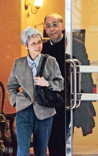 香港前政务司长涉贪案开审 大批媒体聚集受瞩目