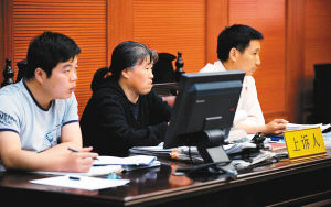 因为一次胆部手术，自2001年起，洪女士和西安交大一附院医患双方起了13年争执，因不服原审判决，双方再次对簿公堂