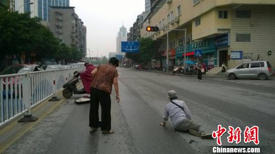 图为警方提供的当日电 动车人行道上撞倒老人的现场图片。 蒙鸣明 摄