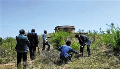 6月1日，杨虎台村东邦组、前沟组村民私自测量并分配所有权有争议的土地。
