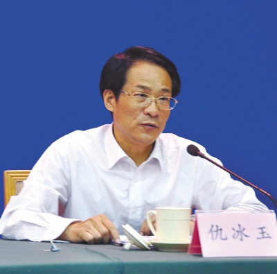 全国人大代表、山东省卫计委副主任仇冰玉。