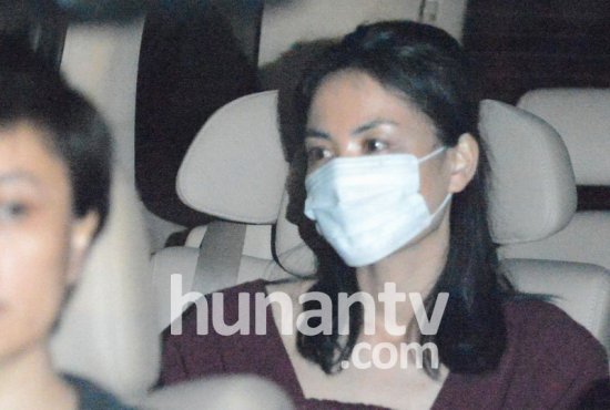 王菲离婚后返京显憔悴 李亚鹏经纪人亲自接机（点击进入组图）