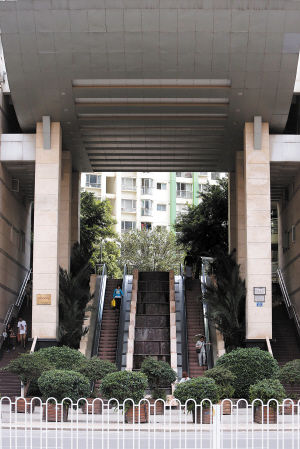 北市区一小区需先登上一段“天梯”后才能进入■ 都市时报记者 郎晓伟