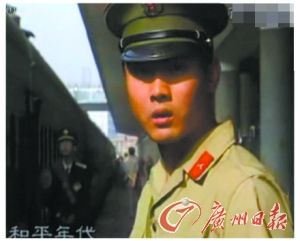 网友在微博上贴出的李军参演电视剧《和平年代》的剧照。