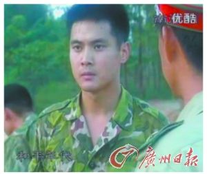 网友在微博上贴出的李军参演电视剧《和平年代》的剧照。