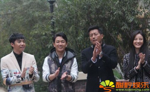 潘粤明在电视剧探班现场