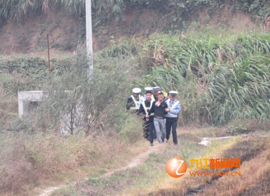 图二：交警将试图毁掉罚单并逃跑的李某抓获