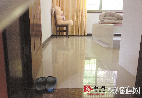 豪豪被害后，他的妈妈长时间待在他卧室里，经常看着豪豪的遗物哭泣