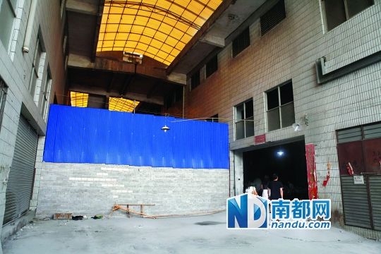  10月26日，佛山黄小姐位于南庄石南公路边的厂房左侧门通道被砌墙堵死。南都记者 张明术 摄