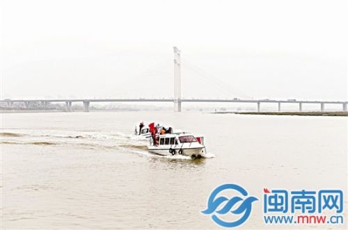 昨天上午，官员、委员、市民等14人坐两艘小艇，“水上看两江”