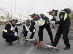 石河子交警开展交通肇事逃逸案件查缉模拟演练